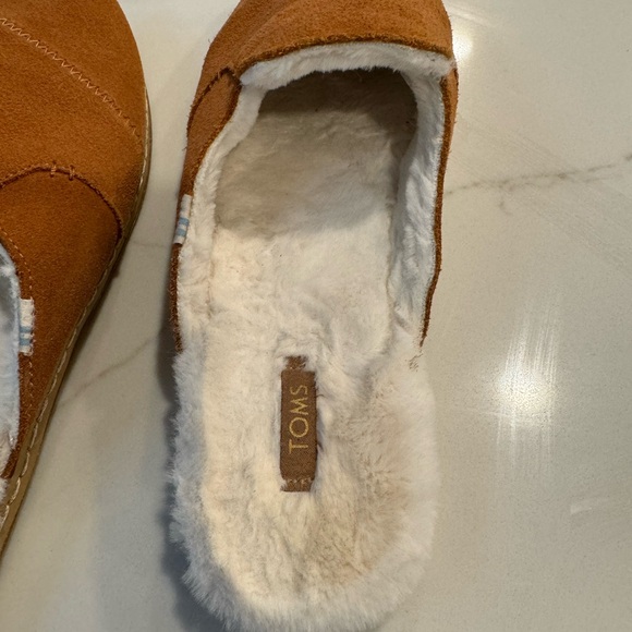 Toms suede moccasins with white fur insert size 9 women’s - Picture 4 of 7